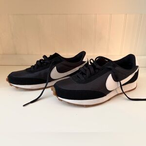 Nike Daybreak Retro Sneakers Black White Gum Sole Women’s 8.5